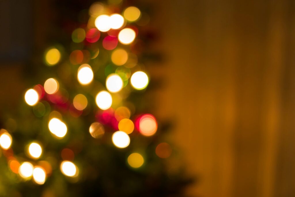 A blurry picture of the christmas tree.